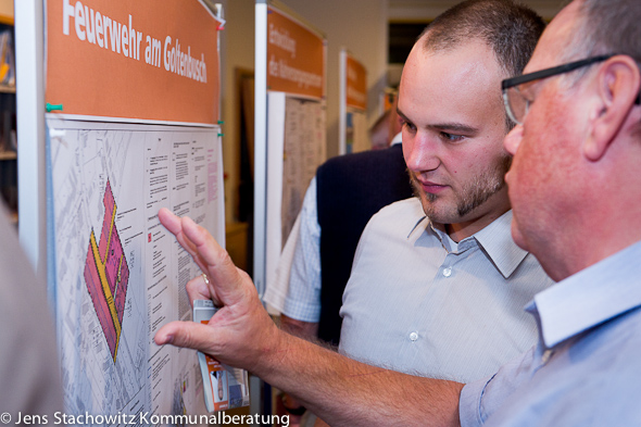 2011-Witten-Bommern-0110410 Zwei Männer vor einer Stellwand.