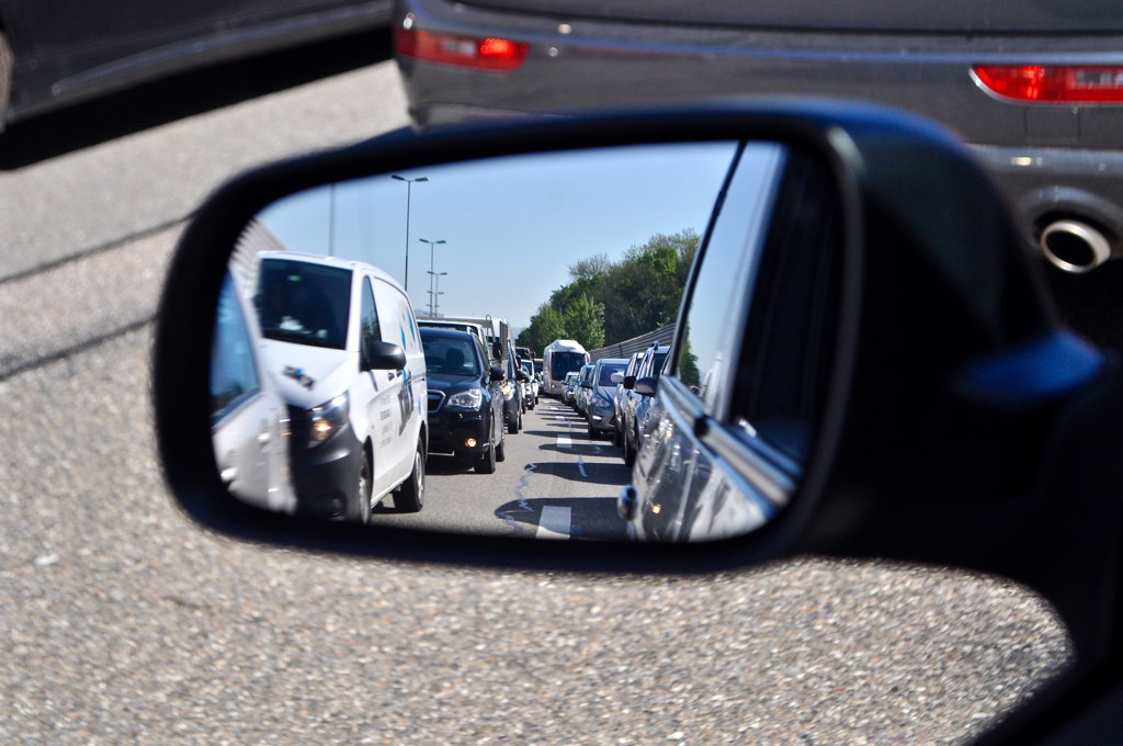 Blick in den Rückspiegel zeigt gestaute Autos.