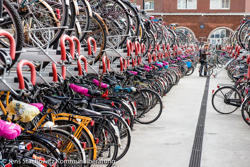 Zu sehen sind hunderte von Fahrrädern in einen Fahrradständer mit zwei Lagen