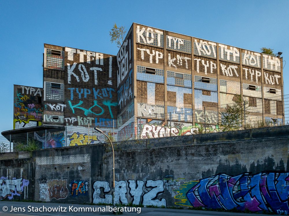 Mehrstöckiges ehemaliges Industriegebäude, komplett mit Graffiti überzogen