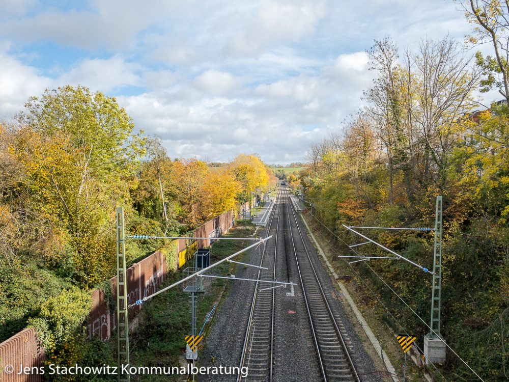 Blick von einer Brücke herab entlang der Gleise