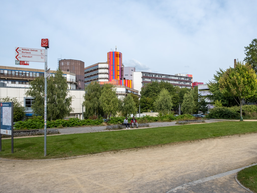Grünanlage im Vordergrund und Universitätsgebäude im Hintergrund