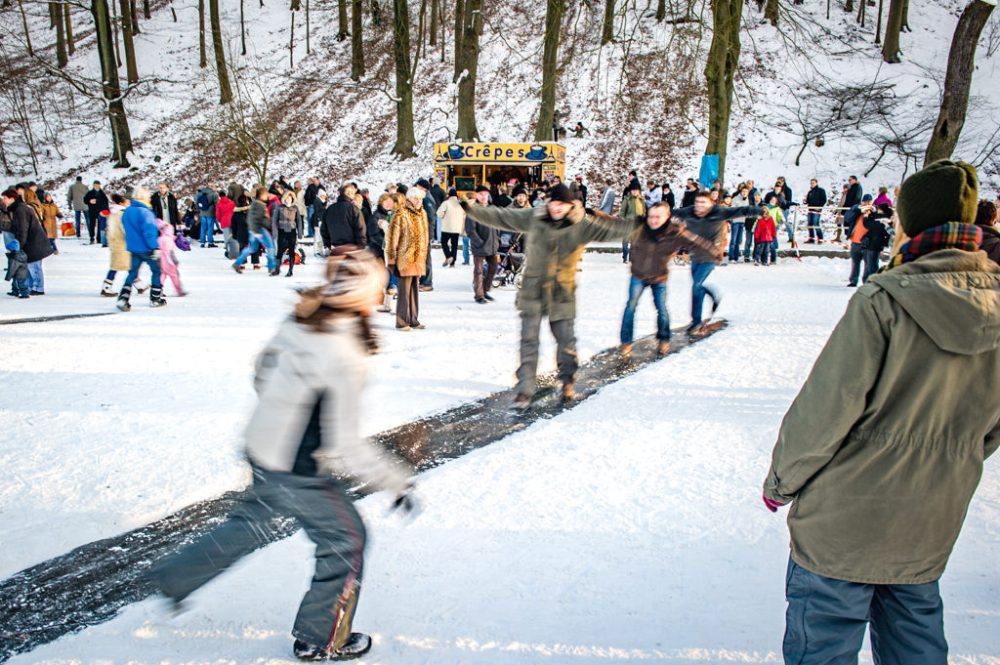 Menschen schlindern auf zugefrorenem Teich