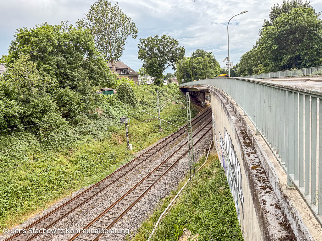 Brücke über eine Eisenbahnlinie
